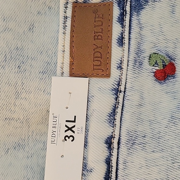 JUDY BLUE WHITEWASHED SHORTS - 3XL - Picture 4 of 4